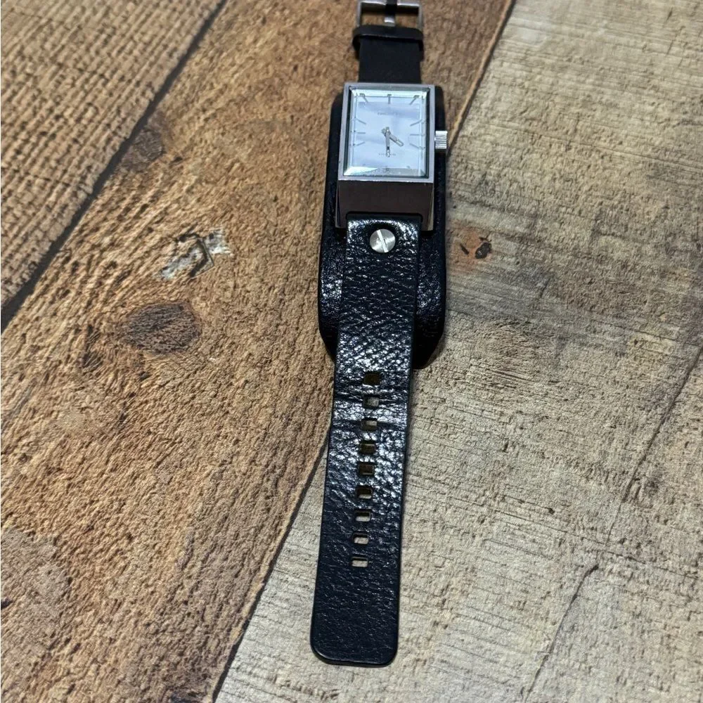 Diesel Tank 1020 Mens wrist quartz watch Needs Battery  Black leather